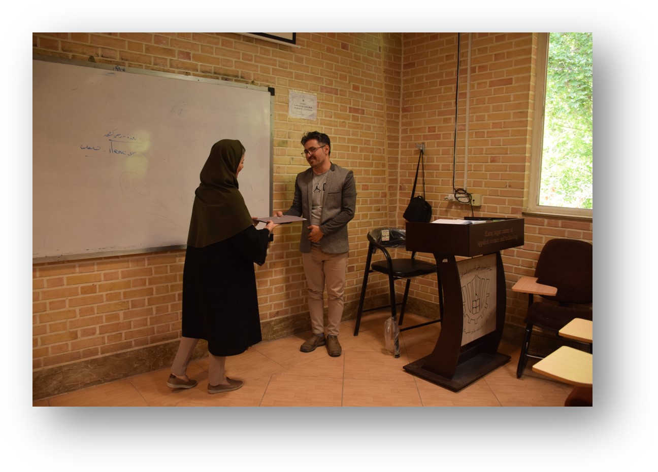 اهدای لوح به اساتید